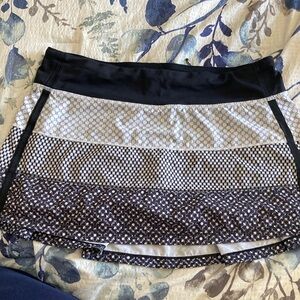 Lululemon black and white patterned skirt